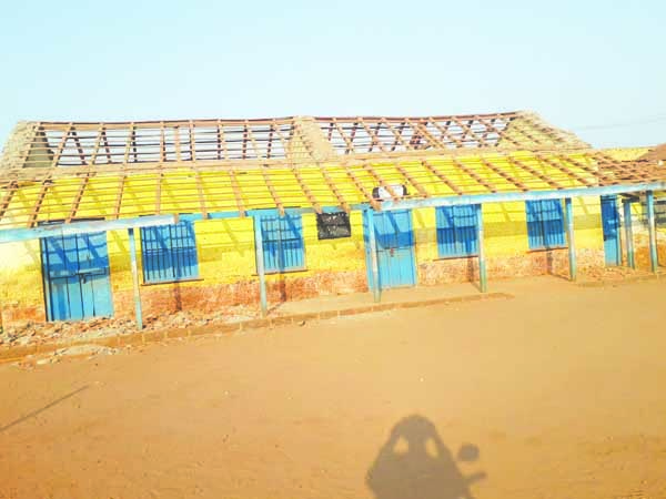 ಶಿಥಿಲಗೊಂಡ ಶಾಲಾ ಕಟ್ಟಡ ಬಯಲಲ್ಲೇ ಮಕ್ಕಳಿಗೆ ಪಾಠ